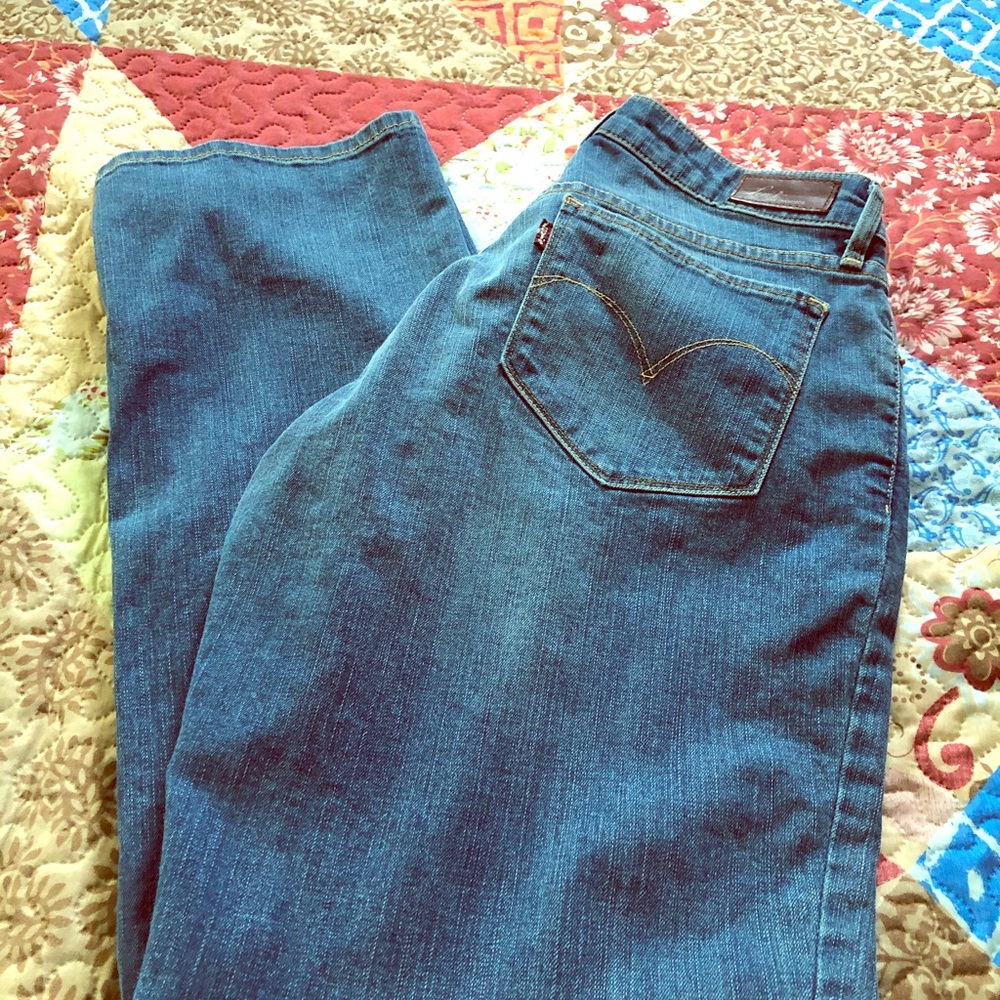 MUST HAVE  LEVI”S WOMEN SUPREME CURVE!!